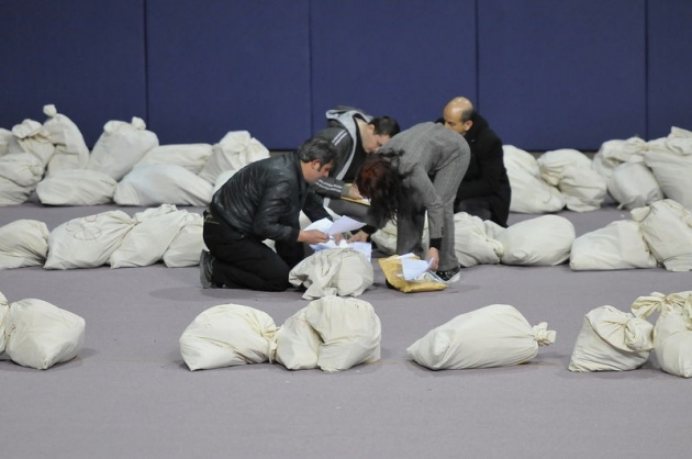 Sandık görevlileri oy çuvallarının üzerinde uyudu 18