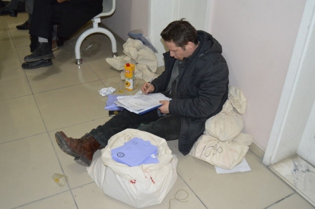 Sandık görevlileri oy çuvallarının üzerinde uyudu 19