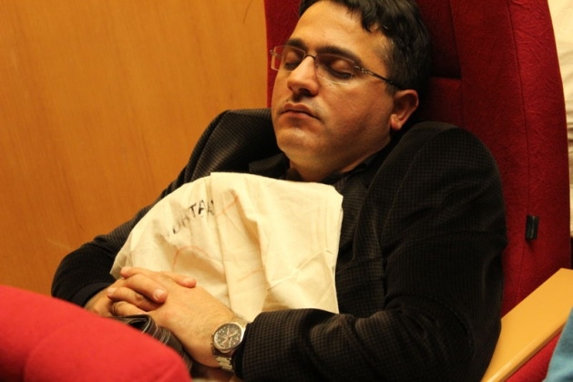 Sandık görevlileri oy çuvallarının üzerinde uyudu 2