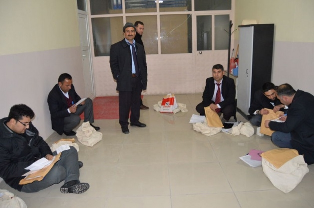 Sandık görevlileri oy çuvallarının üzerinde uyudu 20