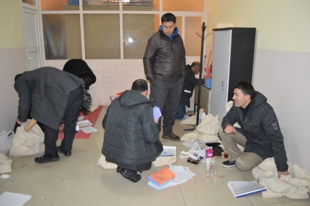 Sandık görevlileri oy çuvallarının üzerinde uyudu 21