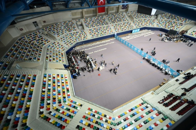 Sandık görevlileri oy çuvallarının üzerinde uyudu 22