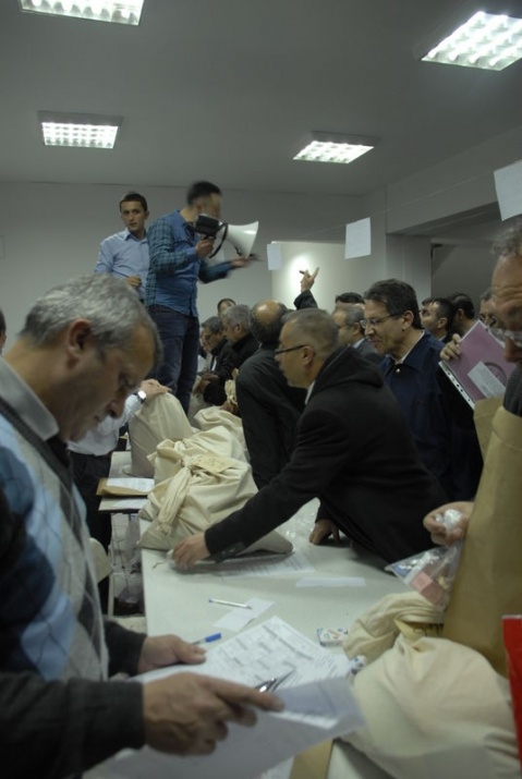 Sandık görevlileri oy çuvallarının üzerinde uyudu 23