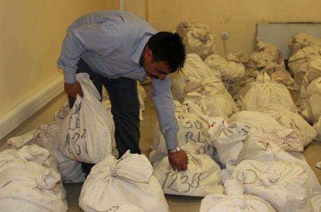 Sandık görevlileri oy çuvallarının üzerinde uyudu 24