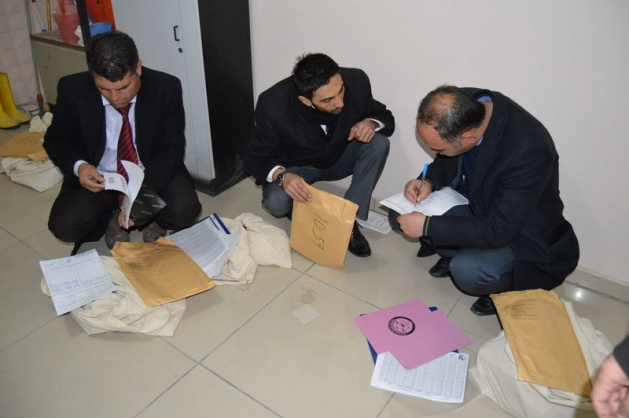 Sandık görevlileri oy çuvallarının üzerinde uyudu 25
