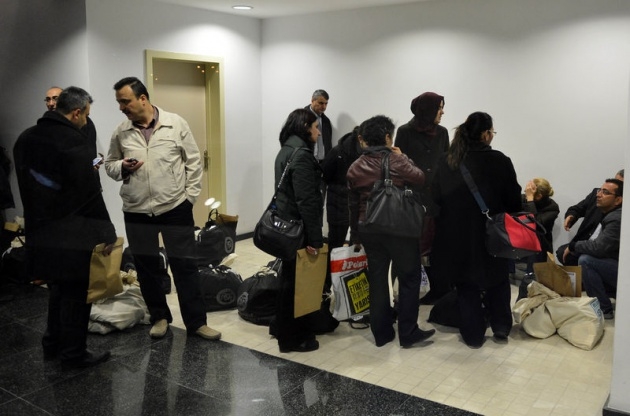 Sandık görevlileri oy çuvallarının üzerinde uyudu 26