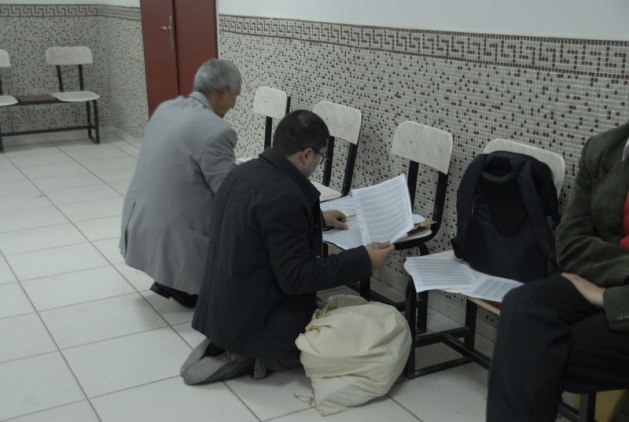 Sandık görevlileri oy çuvallarının üzerinde uyudu 28