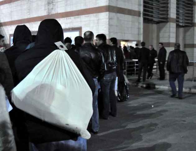 Sandık görevlileri oy çuvallarının üzerinde uyudu 29