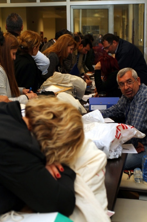 Sandık görevlileri oy çuvallarının üzerinde uyudu 3