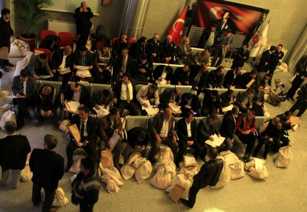 Sandık görevlileri oy çuvallarının üzerinde uyudu 30