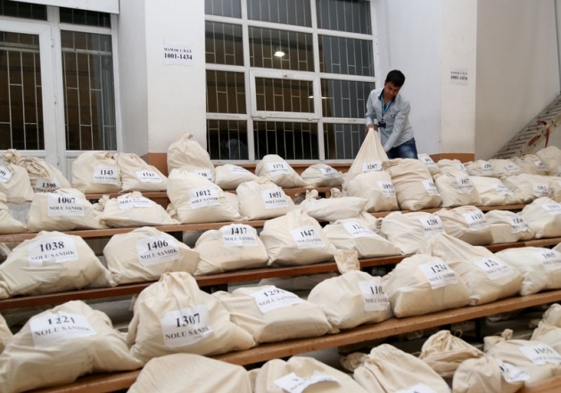 Sandık görevlileri oy çuvallarının üzerinde uyudu 31