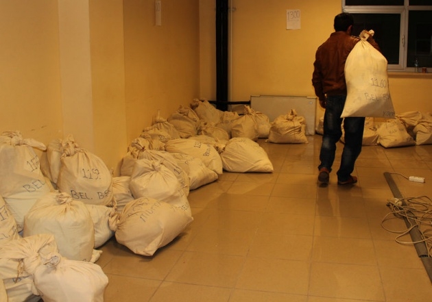 Sandık görevlileri oy çuvallarının üzerinde uyudu 32