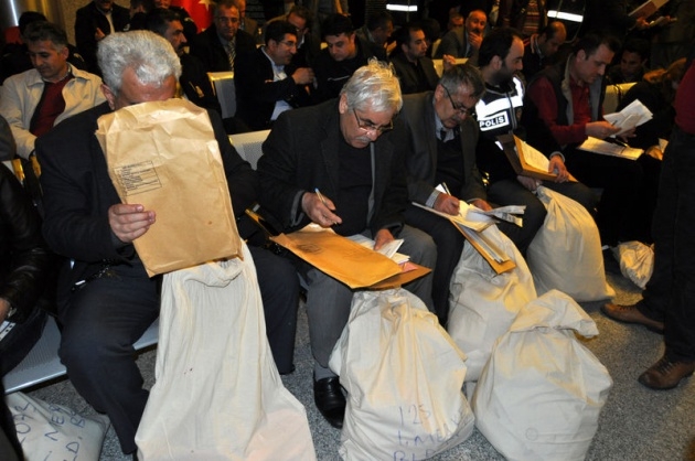 Sandık görevlileri oy çuvallarının üzerinde uyudu 33