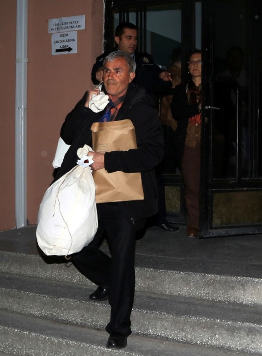 Sandık görevlileri oy çuvallarının üzerinde uyudu 34