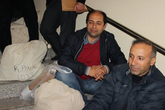 Sandık görevlileri oy çuvallarının üzerinde uyudu 35