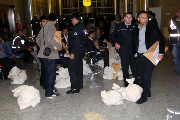 Sandık görevlileri oy çuvallarının üzerinde uyudu 36