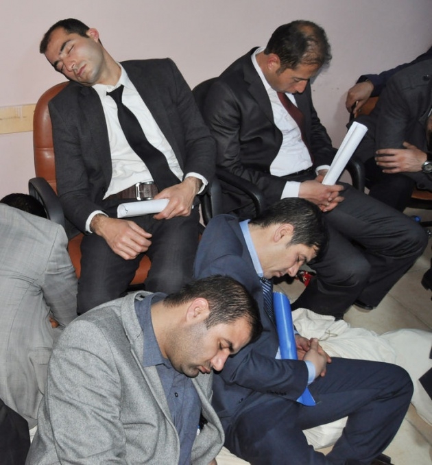 Sandık görevlileri oy çuvallarının üzerinde uyudu 4
