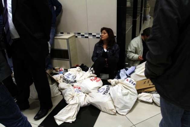 Sandık görevlileri oy çuvallarının üzerinde uyudu 6