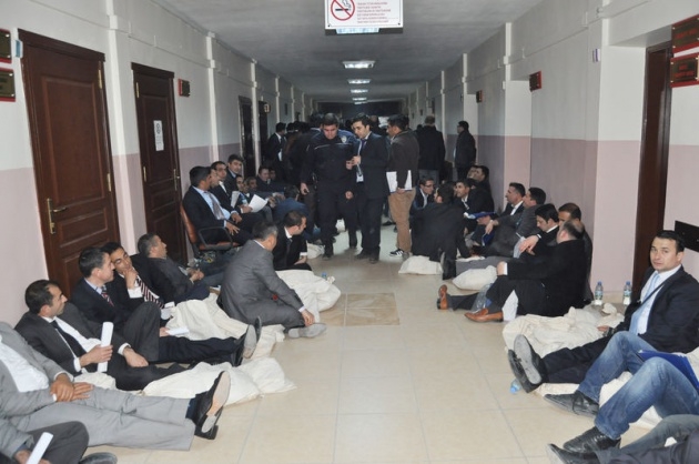 Sandık görevlileri oy çuvallarının üzerinde uyudu 7