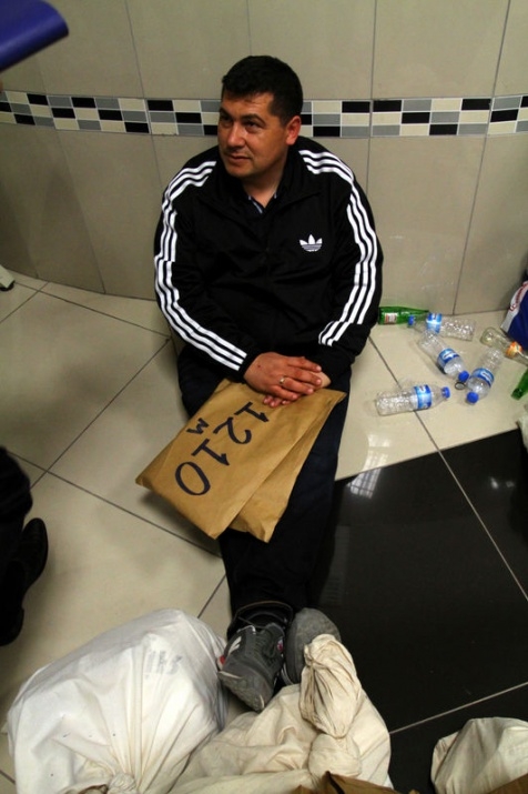 Sandık görevlileri oy çuvallarının üzerinde uyudu 8