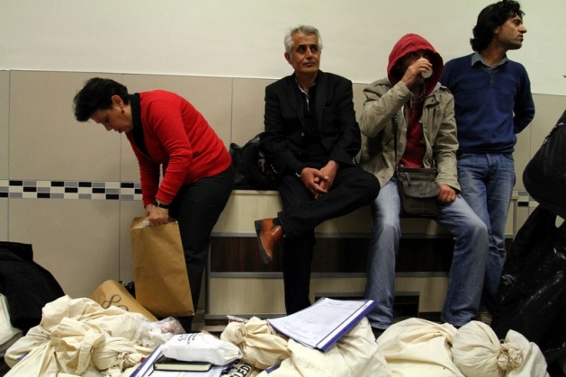 Sandık görevlileri oy çuvallarının üzerinde uyudu 9