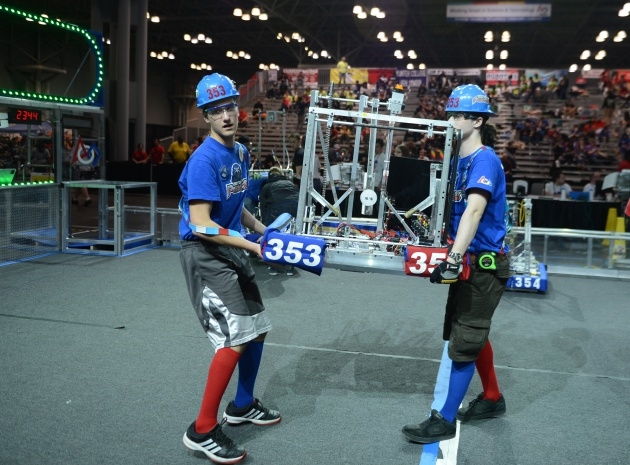 Liseli mucitler robotlarını yarıştırdı 2