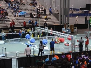 Liseli mucitler robotlarını yarıştırdı