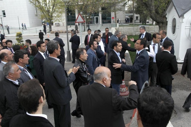 Meclis'te yumruk önlemi 3