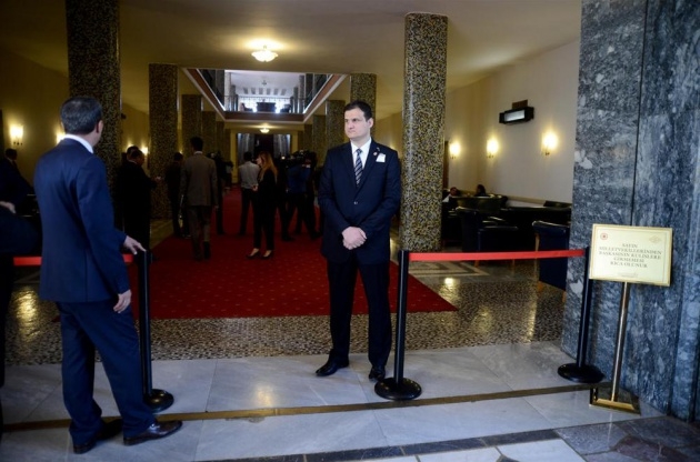 Meclis'te yumruk önlemi 4