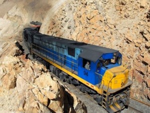 Dağlar arasında şaşırtan tren yolu