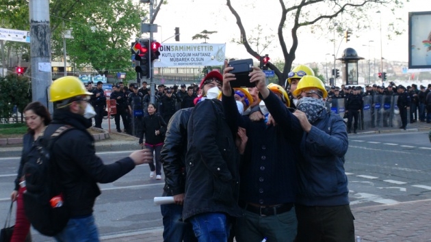 İşçiler polislerle selfie çekildi 3
