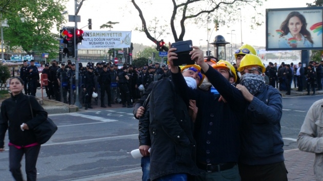 İşçiler polislerle selfie çekildi 5