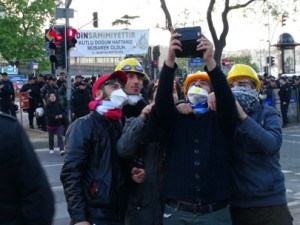 İşçiler polislerle selfie çekildi