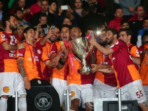 Galatasaray kupayı böyle kaldırdı