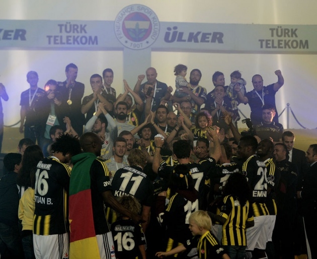 Şampiyon Fenerbahçe kupasını aldı! 3