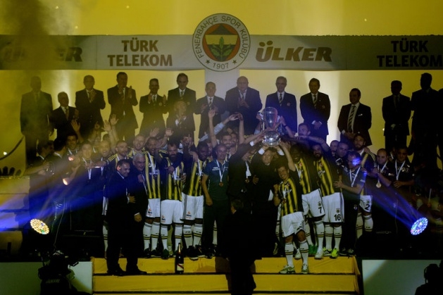 Şampiyon Fenerbahçe kupasını aldı! 4