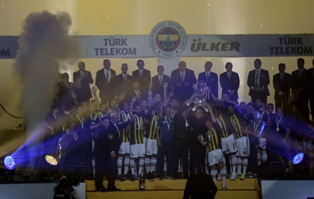 Şampiyon Fenerbahçe kupasını aldı! 5