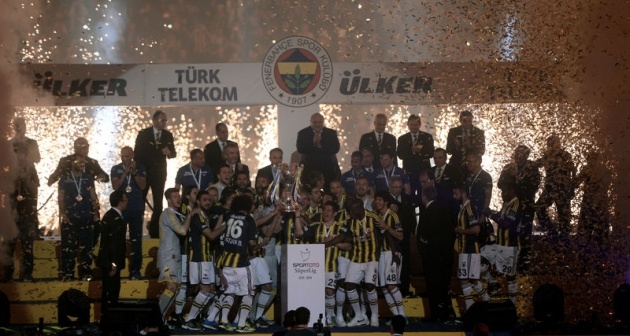 Şampiyon Fenerbahçe kupasını aldı! 6
