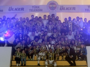 Şampiyon Fenerbahçe kupasını aldı!
