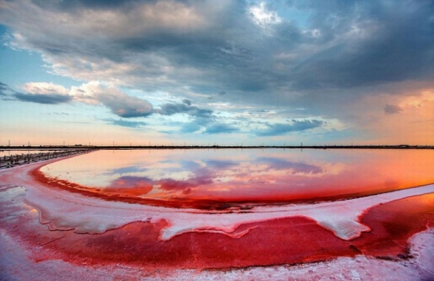 Etkileyici kızıl göl 2