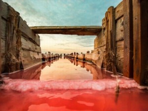 Etkileyici kızıl göl