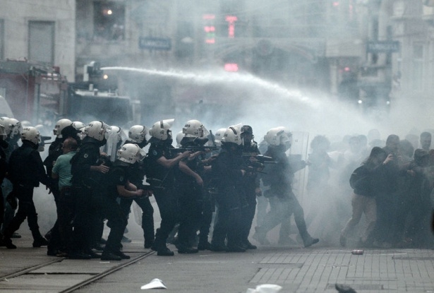Taksim'de göstericiler polis müdahalesi 1