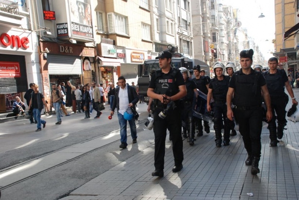 Taksim'de göstericiler polis müdahalesi 10