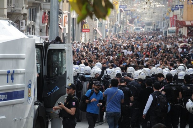 Taksim'de göstericiler polis müdahalesi 11