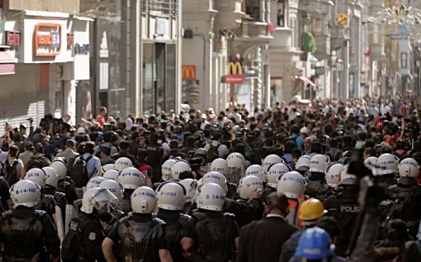Taksim'de göstericiler polis müdahalesi 12
