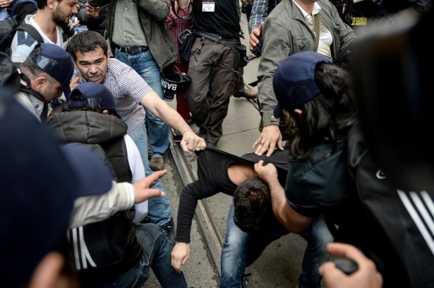 Taksim'de göstericiler polis müdahalesi 13