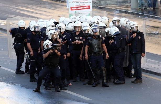 Taksim'de göstericiler polis müdahalesi 15