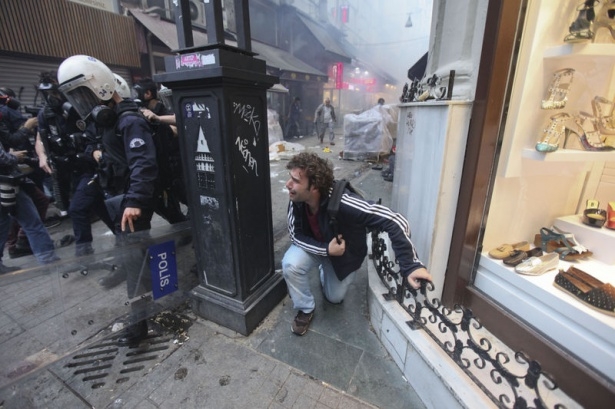 Taksim'de göstericiler polis müdahalesi 18