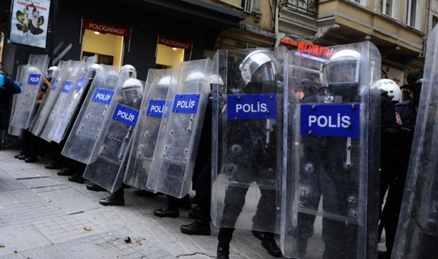 Taksim'de göstericiler polis müdahalesi 19