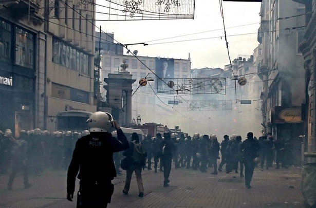 Taksim'de göstericiler polis müdahalesi 22